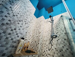 Hair dryer, towels, soap, shampoo - Bright and cozy two-room apartment, close to the beach and all services (Las Palmas de Gran Canaria)