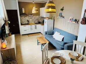 Smart TV, books - Bright and cozy two-room apartment, close to the beach and all services (Las Palmas de Gran Canaria)