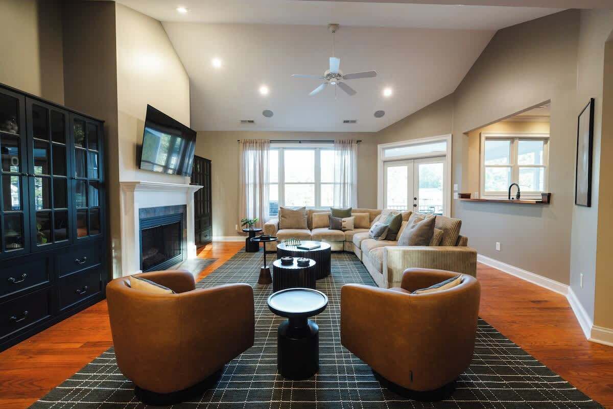 Smart TV, videogames, mesa de pingue-pongue, livros