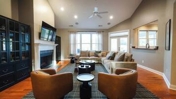 Smart TV, videogames, mesa de pingue-pongue, livros