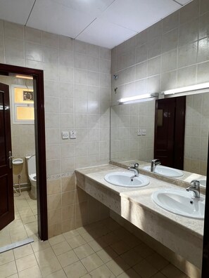 Toallas, jabón, papel de baño 