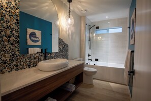 Haartrockner, Handtücher, Seife, Toilettenpapier
