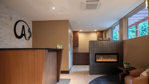 Una cocina moderna con chimenea, armarios de madera y un ventanal grande.