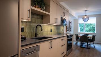 Een microgolfoven, een oven, een kookplaat, een vaatwasser