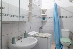 Een douche, een haardroger, handdoeken