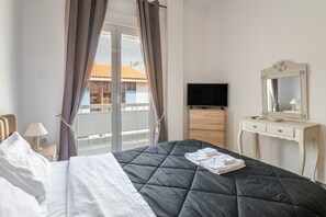 Een strijkplank/strijkijzer, wifi, beddengoed