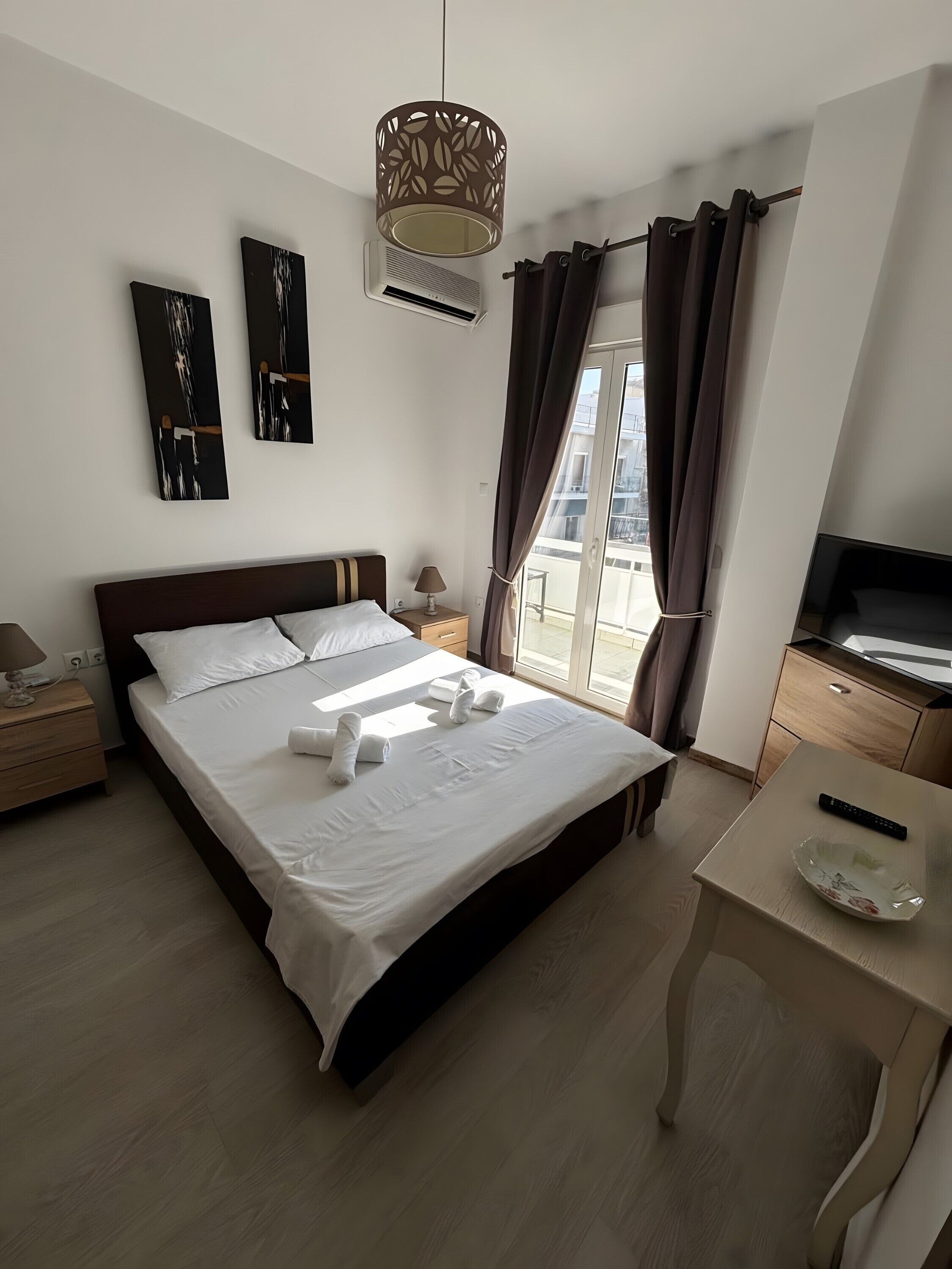 Tabla de planchar con plancha, wifi y ropa de cama 