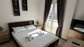 Tabla de planchar con plancha, wifi y ropa de cama