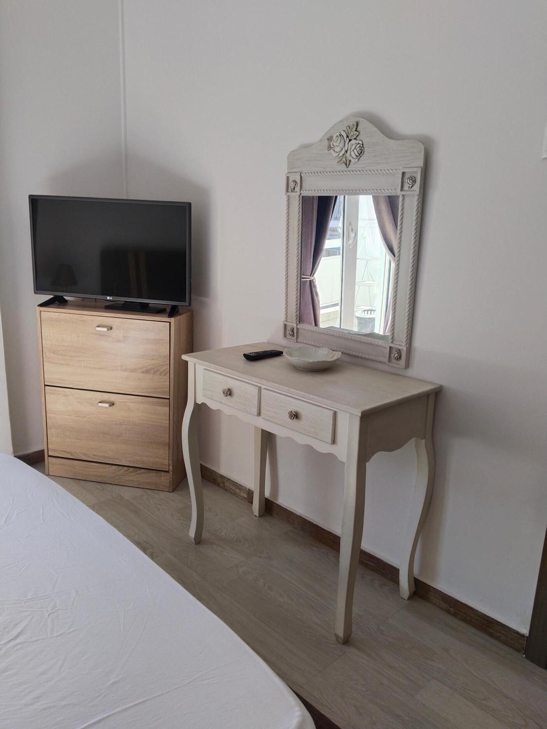 Tabla de planchar con plancha, wifi y ropa de cama 