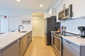 Fridge, microwave, oven, stovetop - Bright Apartment in the Heart of Cambridge, Walk Everywhere (Cambridge, MA)