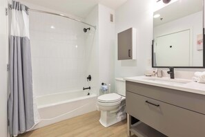 Shower, hair dryer, towels - Bright Apartment in the Heart of Cambridge, Walk Everywhere (Cambridge, MA)