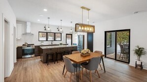 Dining - Modern & spacious 5-bedroom house in delightful White Bear Lake (White Bear Lake)