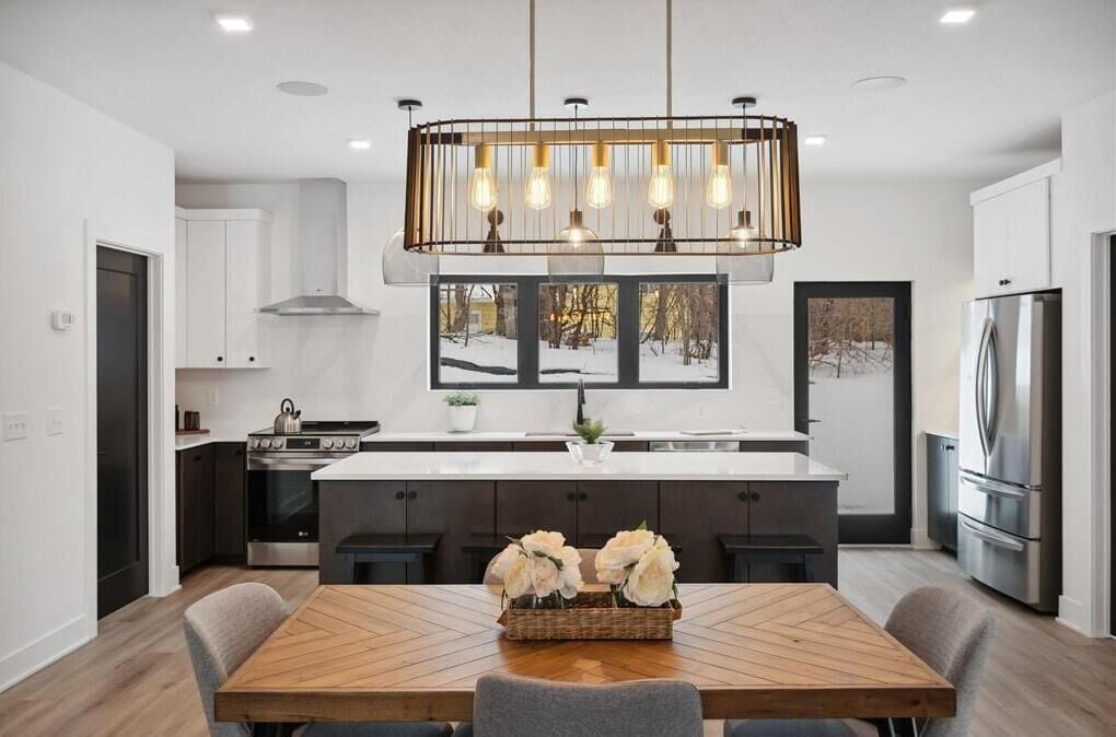 Een microgolfoven, een oven, een kookplaat, een vaatwasser