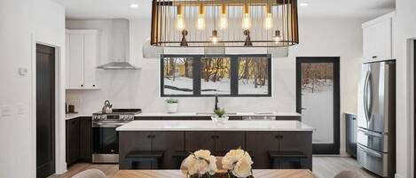 Een microgolfoven, een oven, een kookplaat, een vaatwasser