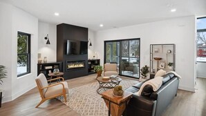 Smart TV - Modern & spacious 5-bedroom house in delightful White Bear Lake (White Bear Lake)