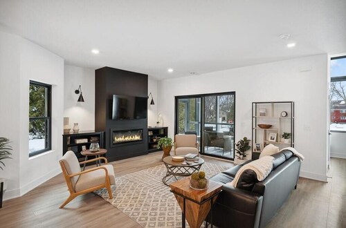 Modern & spacious 5-bedroom house in delightful White Bear Lake