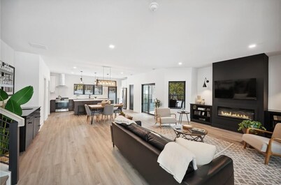 Modern & spacious 5-bedroom house in delightful White Bear Lake