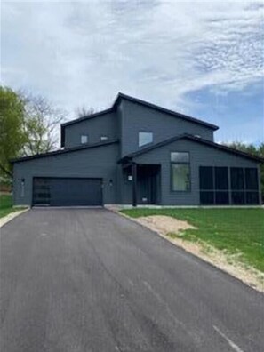 Exterior - Modern & spacious 5-bedroom house in delightful White Bear Lake (White Bear Lake)