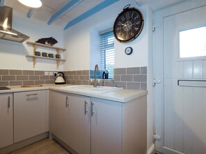 Dishwasher, cookware/dishes/utensils - Puffin Cottage (Tintagel)