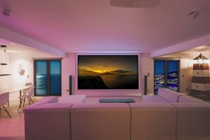 TV connectée, cheminée, chaîne hi-fi