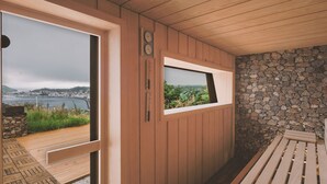 Et træspa-område med en stenvæg og et vindue med udsigt over landskabet.