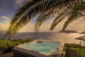 Outdoor spa tub - Casa Espalamaca - private retreat in a first-class panoramic location (Horta)