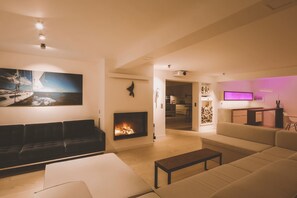 Smart TV, fireplace, stereo