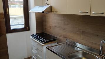 Kühlschrank, Mikrowelle, Ofen, Herdplatte