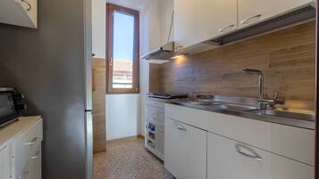 Frigorifero, microonde, forno, piano cottura