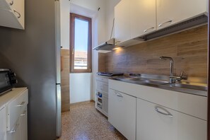 Fridge, microwave, oven, stovetop - Apartment 'Da Rita- Alghero' with Balcony, Wi-Fi and Air Conditioning (Alghero)