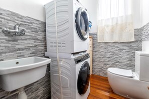 Shower, hair dryer, towels - Apartment 'Da Rita- Alghero' with Balcony, Wi-Fi and Air Conditioning (Alghero)