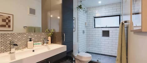 Een douche, een haardroger, handdoeken
