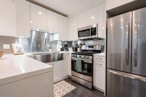 Coffee/tea maker, fridge, microwave, oven - Modern Inner City Pad w/ Patio | Walk Everywhere! (San Diego)