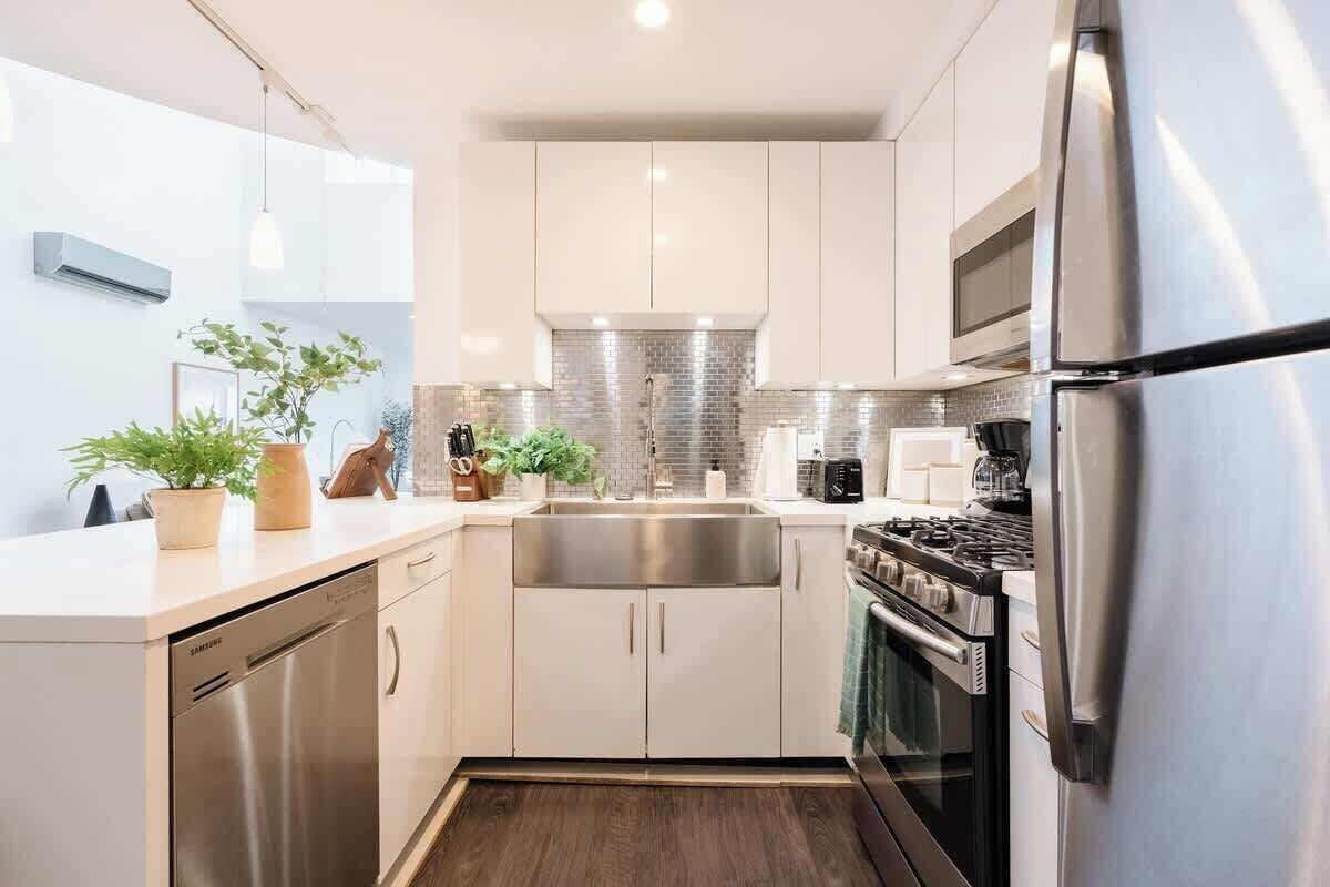 Réfrigérateur, four à micro-ondes, un four, surface de cuisson