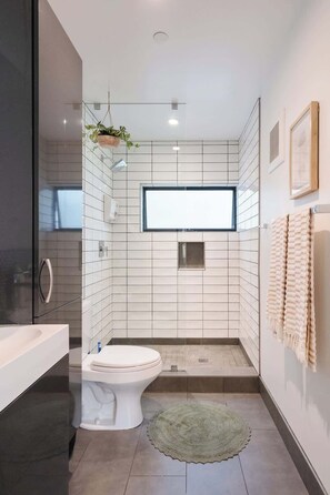 Shower, hair dryer, towels - Elegant Little Italy Hideaway w/ Sky Deck & Views (San Diego)