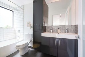 Shower, hair dryer, towels - Elegant Little Italy Hideaway w/ Sky Deck & Views (San Diego)