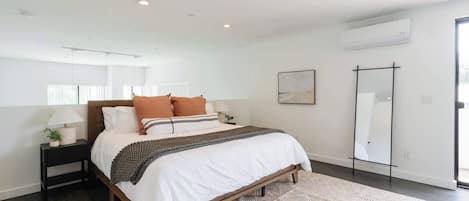 Tabla de planchar con plancha, cuna de viaje, wifi y ropa de cama