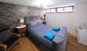 Iron/ironing board, travel cot, free WiFi, bed sheets - Bruce on the Row-Historic Elegance near Edinburgh (Dunfermline)