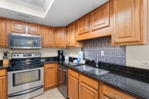 Condo, 1 Katil Raja (King) dengan Katil Sofa (Perdido Towers West 606) | Dapur peribadi | Ketuhar, pembakar roti 