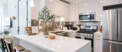 Kühlschrank, Mikrowelle, Ofen, Herdplatte