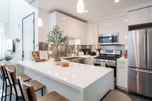 Fridge, microwave, oven, stovetop - Glamorous Little Italy Apt w/ Rooftop Deck & Views (San Diego)