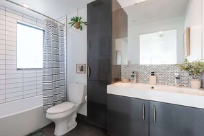 Shower, hair dryer, towels - Glamorous Little Italy Apt w/ Rooftop Deck & Views (San Diego)