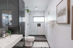 Shower, hair dryer, towels - Glamorous Little Italy Apt w/ Rooftop Deck & Views (San Diego)