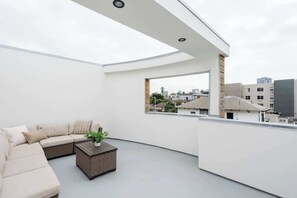 Property grounds - Glamorous Little Italy Apt w/ Rooftop Deck & Views (San Diego)