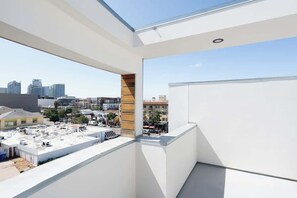 Property grounds - Glamorous Little Italy Apt w/ Rooftop Deck & Views (San Diego)
