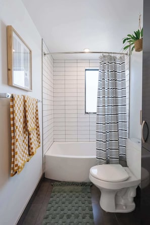 Shower, hair dryer, towels - Glamorous Little Italy Apt w/ Rooftop Deck & Views (San Diego)