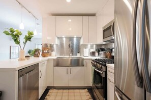 Frigorífico, microondas, horno y placa de cocina