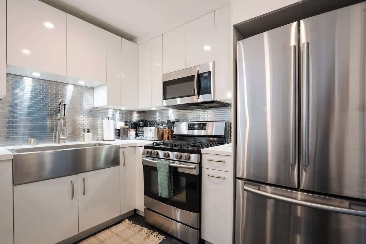 Kühlschrank, Mikrowelle, Ofen, Herdplatte