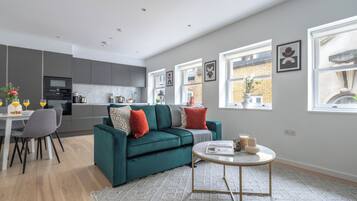 City appartement, 1 tweepersoonsbed met slaapbank, niet-roken, uitzicht op de stad | Woonruimte | Een 40-inch smart-tv met satellietzenders