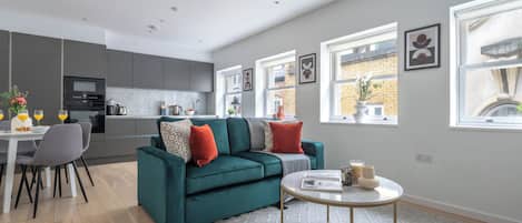 City Apartment, 1 Double Bed with Sofa bed, Non Smoking, City View | Living area | 40-inch Smart TV with satellite channels